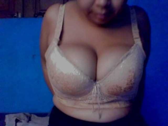 Shaniah live cam on BongaCams