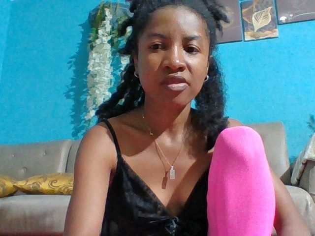le modèle Nanciah est en webcam porno dans un show sur le site bongacams, il possède les tags suivants: Ebony,Brunette,Shaved
