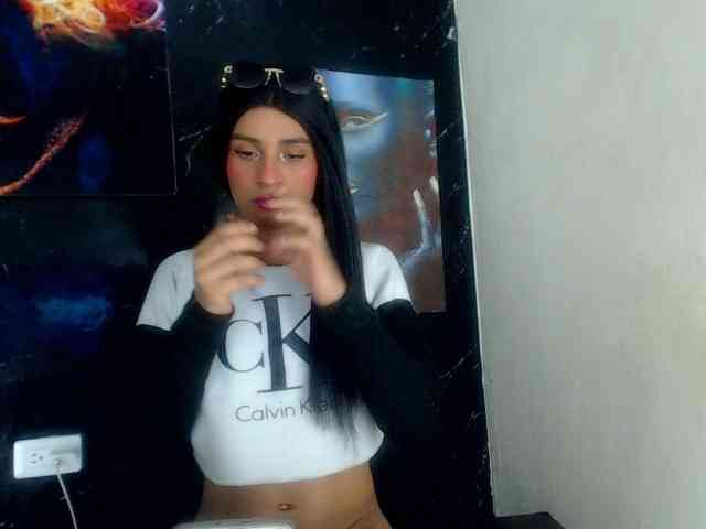 DariannyGlow Live Webcam on BongaCams