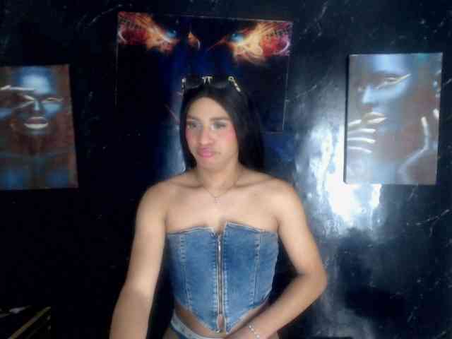 Dariannyglow's cam show statistics and live stream