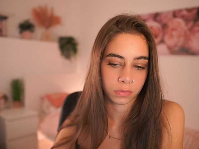 OliviaMoretti live cam preview