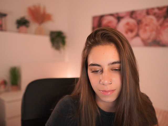 OliviaMoretti live cam preview