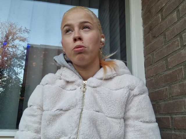 SophieLittle111 live cam preview