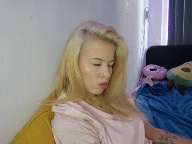 SophieLittle111 live cam on BongaCams