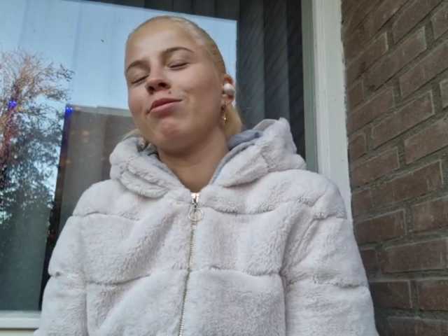 SophieLittle111 live cam preview