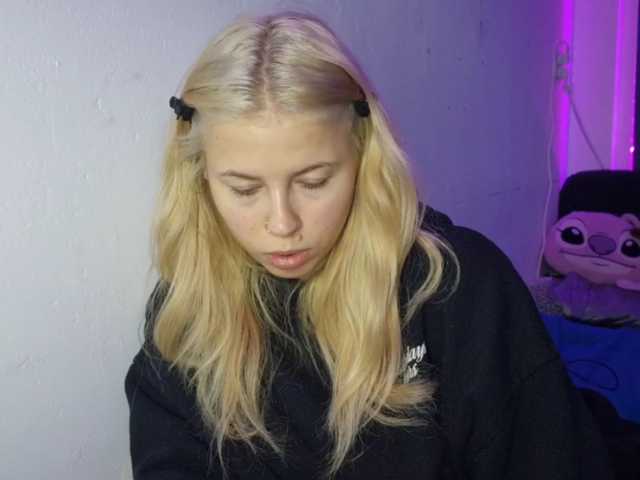 Sophielittle111 live cam