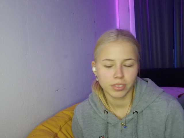 SophieLittle111 live cam