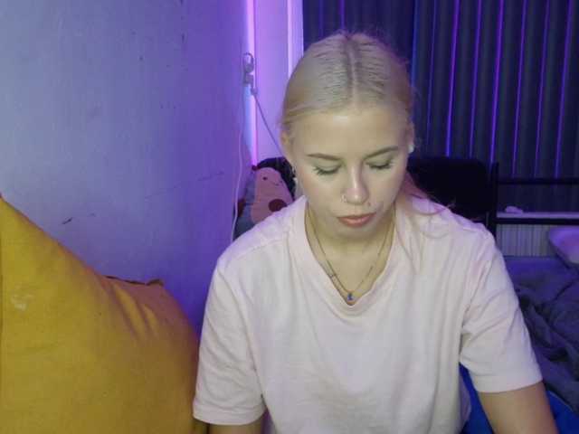 Sophielittle111 live cam
