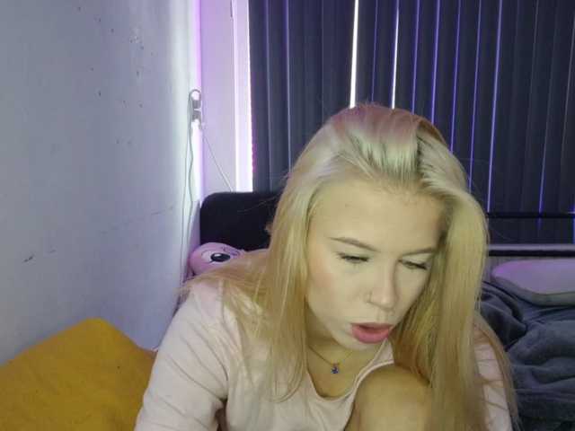 SophieLittle111 live cam on BongaCams
