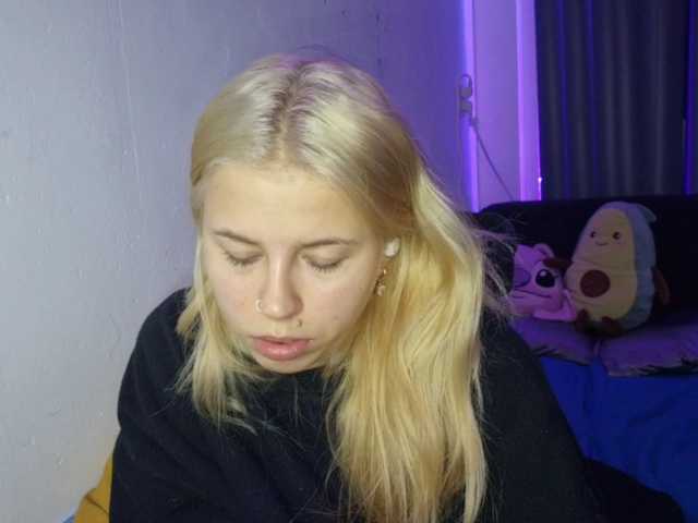 Sophielittle111 live cam