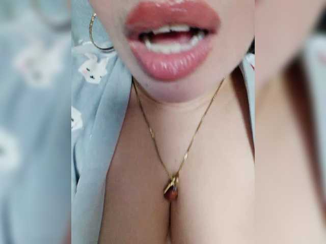 Miahot2 live cam on BongaCams