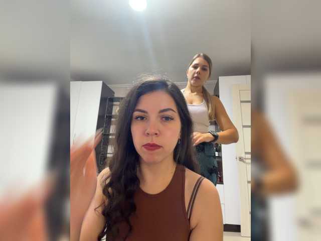 Vika19981-valeria98 live cam