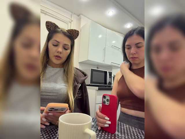 Vika19981-ValeriA98 live cam preview