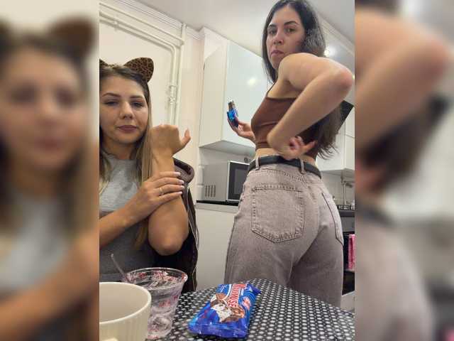Vika19981-ValeriA98 live cam