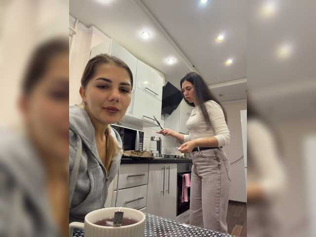 Vika19981-ValeriA98 live cam on BongaCams