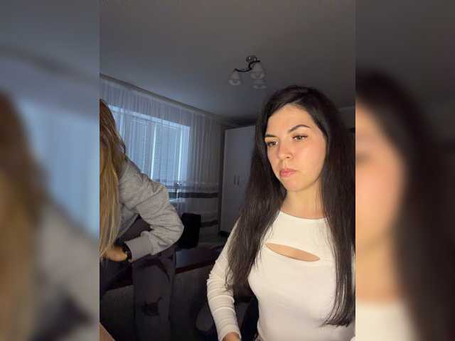 Vika19981-ValeriA98 live cam on BongaCams