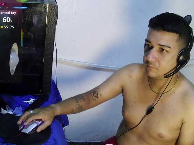 adrianisreihot live cam on BongaCams