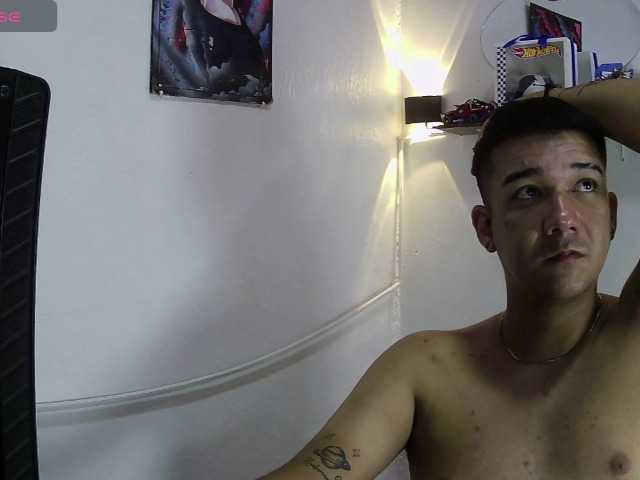 adrianisreihot live cam preview