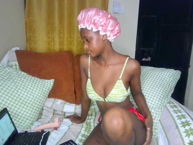 Nefertariraine live cam on BongaCams