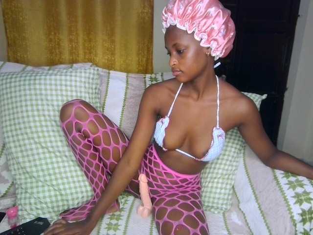 Nefertariraine live cam on BongaCams