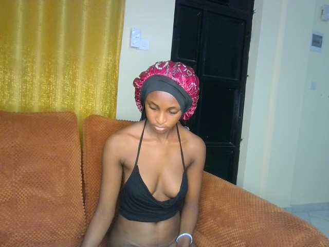 Nefertariraine live cam on BongaCams