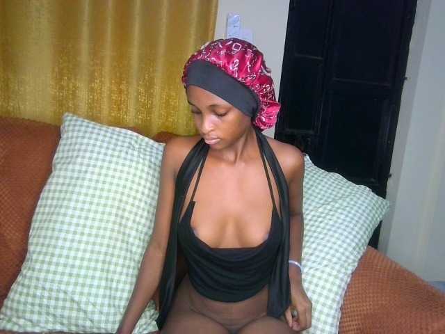 Nefertariraine live cam on BongaCams