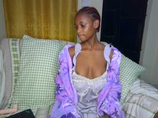 Nefertariraine live cam on BongaCams