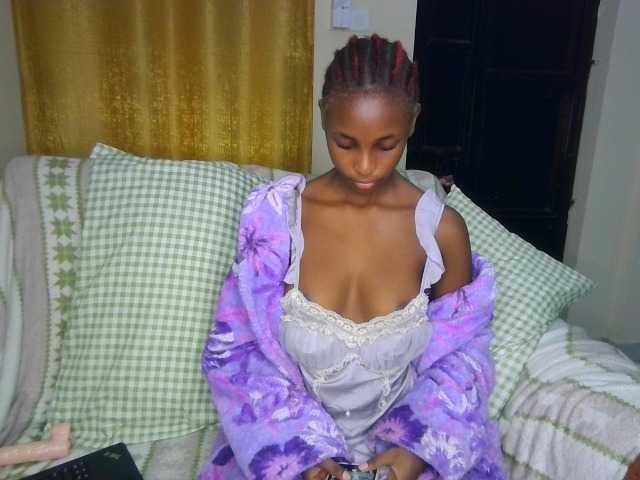 Nefertariraine live cam on BongaCams