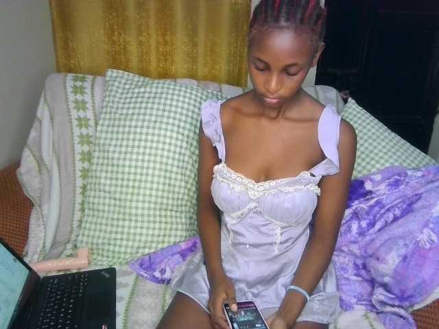 Nefertariraine live cam on BongaCams
