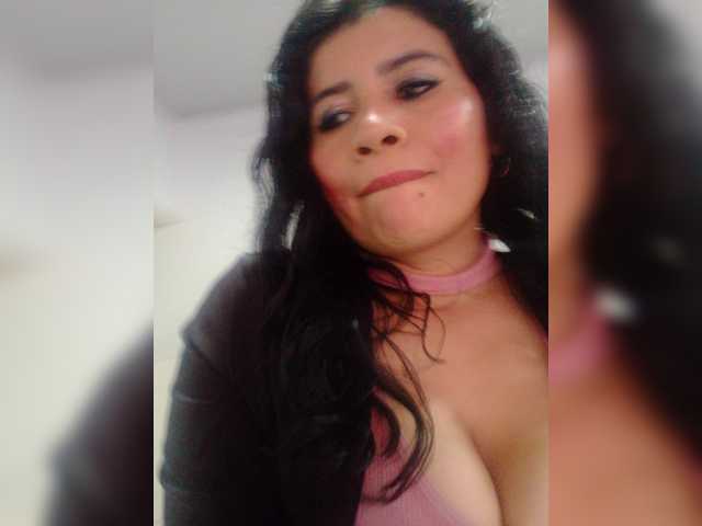 Melanie-25 live cam on BongaCams