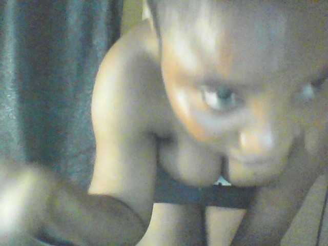 Fuckmypussyx in webcam