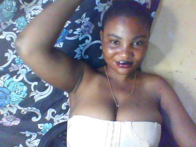 le modèle Fuckmypussyx est en webcam porno dans un show sur le site bongacams, il possède les tags suivants: Ebony,Brunette,Hairy