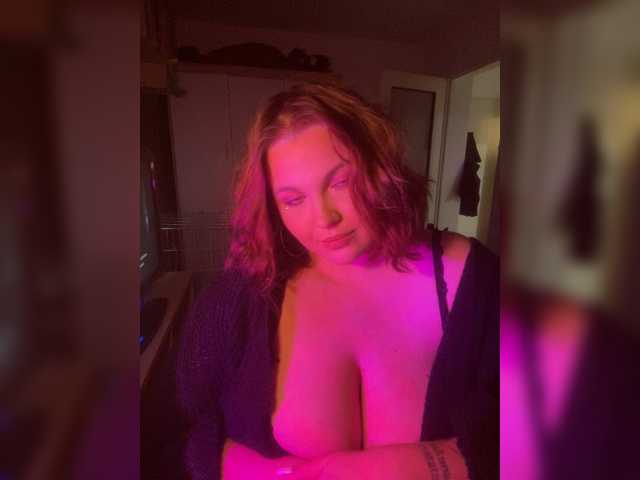 le modèle KusiKusi est en webcam porno dans un show sur le site bongacams, il possède les tags suivants: White/Caucasian,Brunette,Shaved