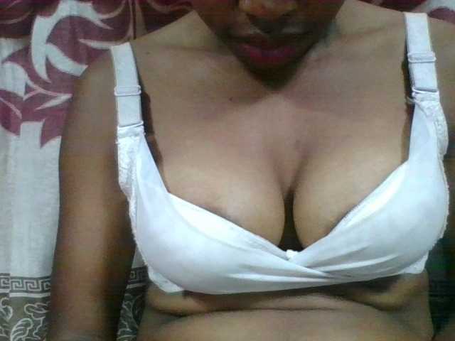le modèle Vanah1 est en webcam porno dans un show sur le site bongacams, il possède les tags suivants: Ebony,Brunette,Shaved