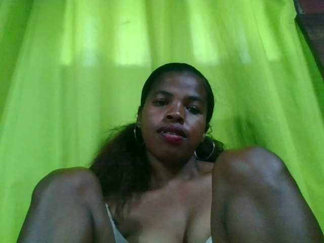 le modèle Vanah1 est en webcam porno dans un show sur le site bongacams, il possède les tags suivants: Ebony,Brunette,Shaved
