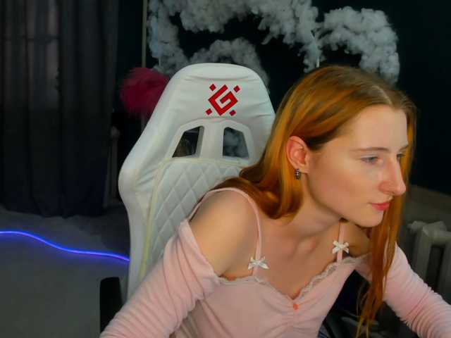 EmeliGlowr live cam on BongaCams