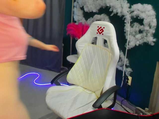 EmeliGlowr live cam on BongaCams