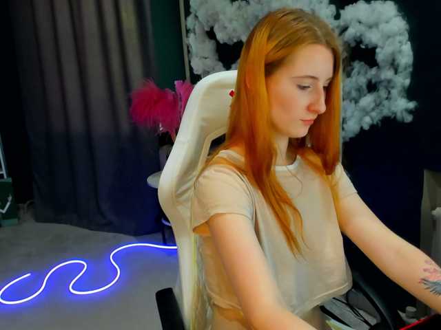 EmeliGlowr live cam on BongaCams
