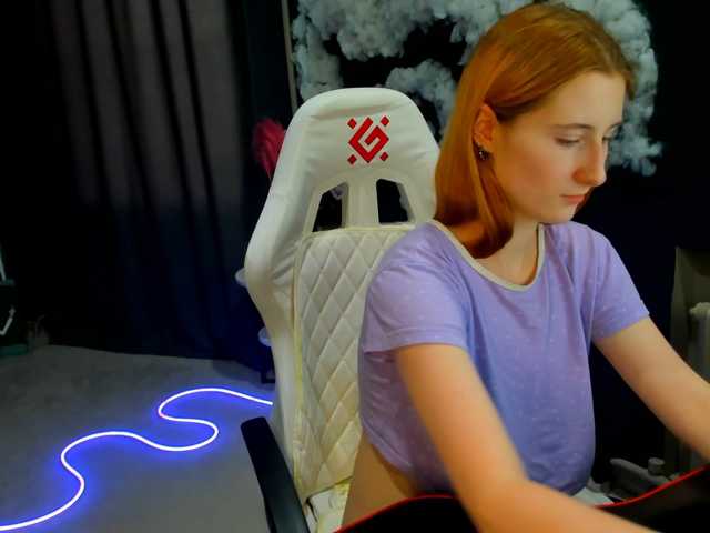 Emeliglowr live cam