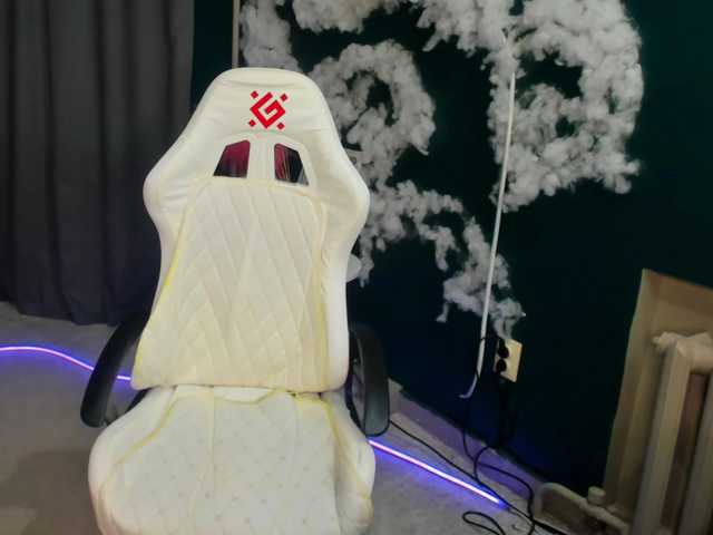 EmeliGlowr live cam on BongaCams