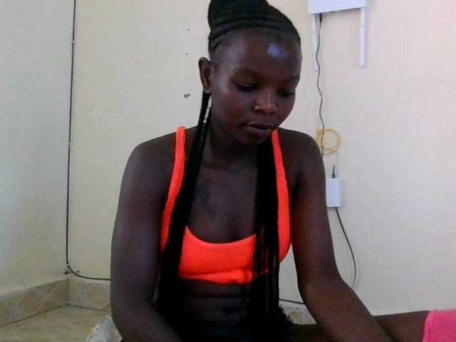 le modèle Ebonylayler est en webcam porno dans un show sur le site bongacams, il possède les tags suivants: Ebony,Brunette,Trimmed