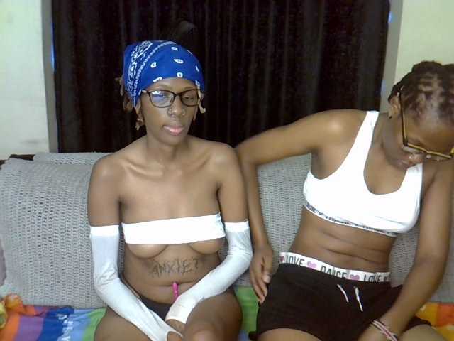 Petite-lora live cam on BongaCams