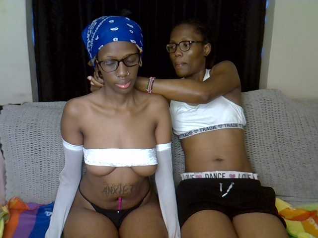 Petite-lora live cam on BongaCams