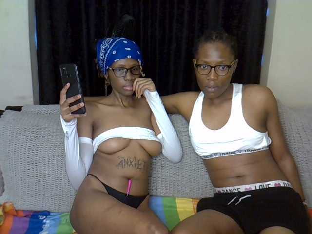 Petite-lora live cam on BongaCams