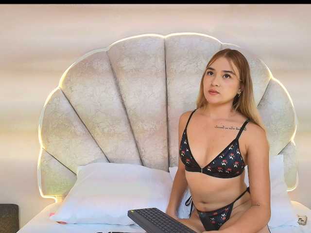 EllieAndMolly live cam on BongaCams