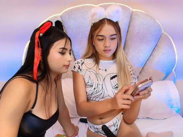 EllieAndMolly in webcam
