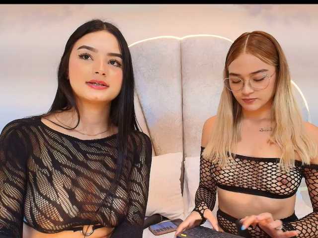 EllieAndMolly live cam on BongaCams