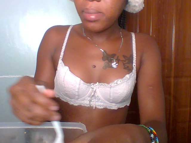 le modèle Nicely-spiced est en webcam porno dans un show sur le site bongacams, il possède les tags suivants: Ebony,Brunette,Trimmed