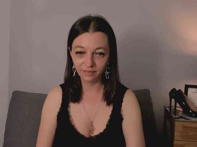 Ediehotlady's cam show statistics and live stream