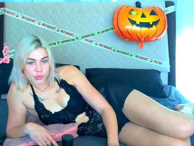 KissMeLola
